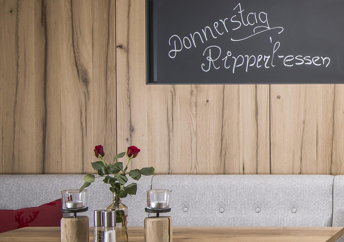 Ein Cafe mit gemütlichem Ambiente.