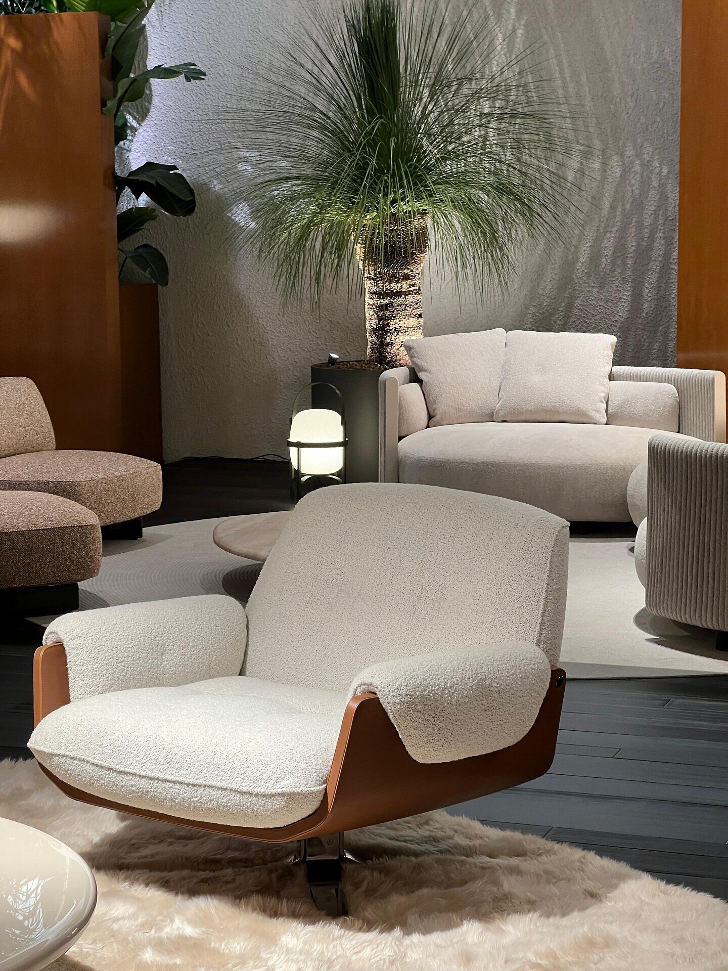 gepolsteter, cremefarbener Drehstuhl bei der Designmesse Mailand