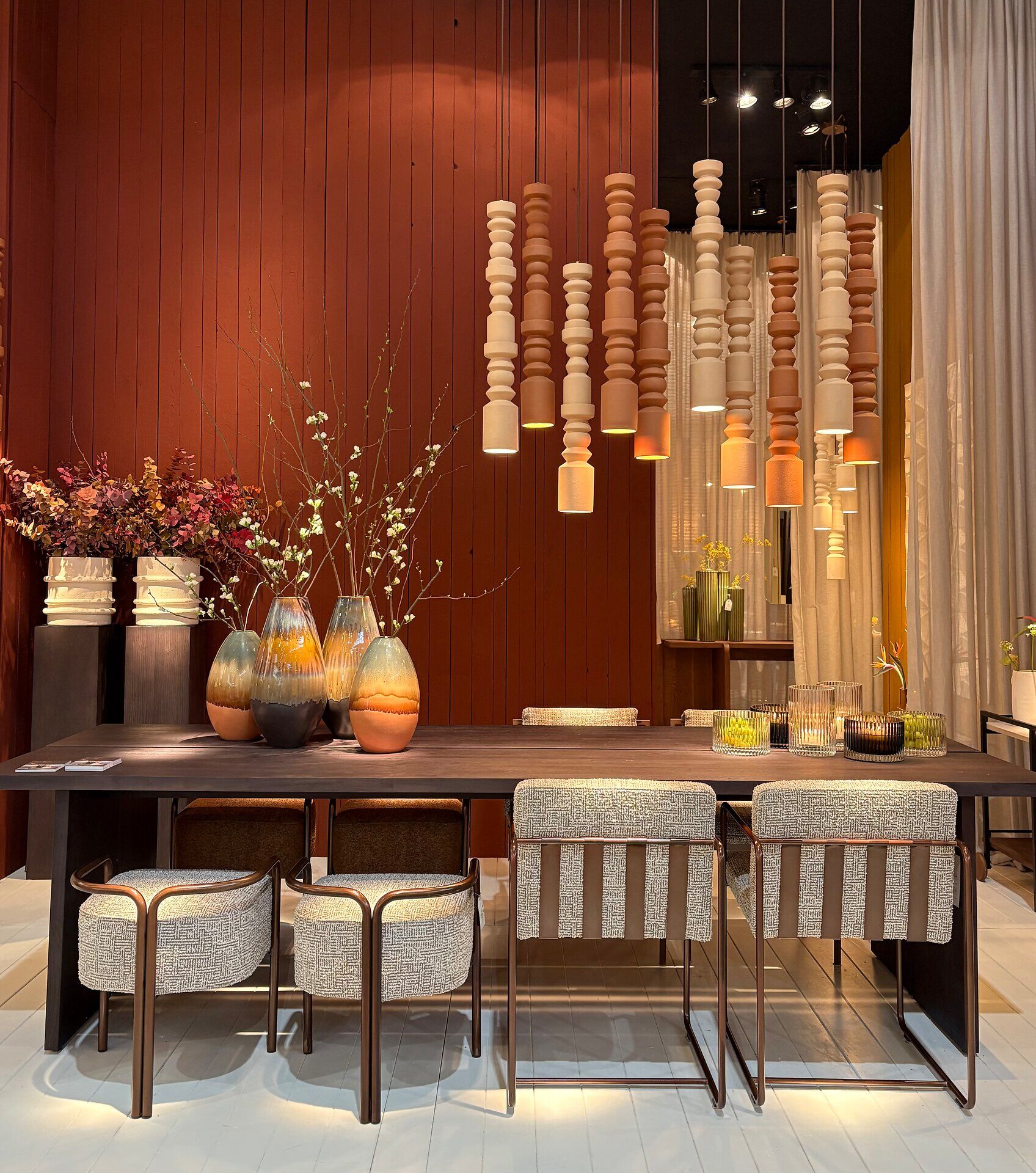 dekoriertes Esszimmer in Natur- und Rosttönen mit hölzerner Akzentbeleuchtung auf der Maison & Objet Messe Paris